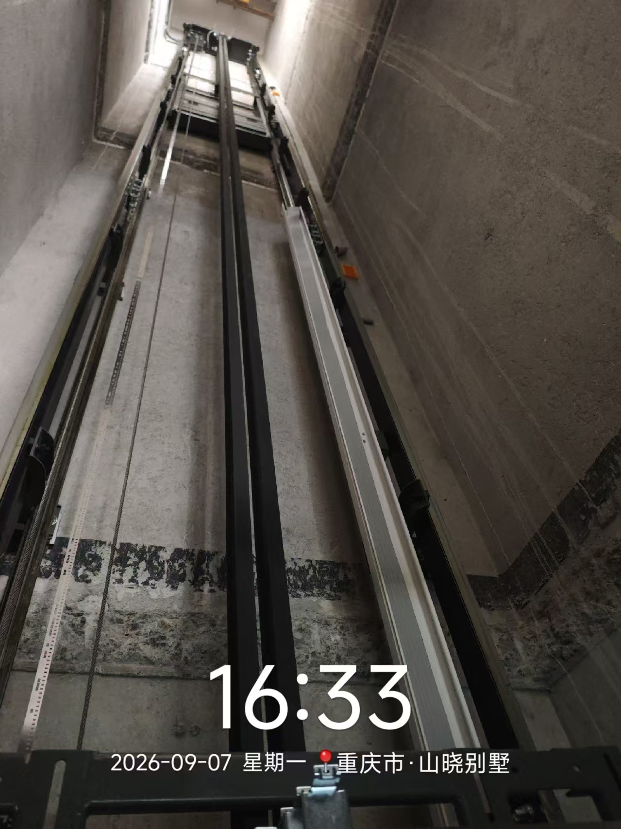 北屯电梯安装真不是先放轿厢！南山山晓这波操作，内行都